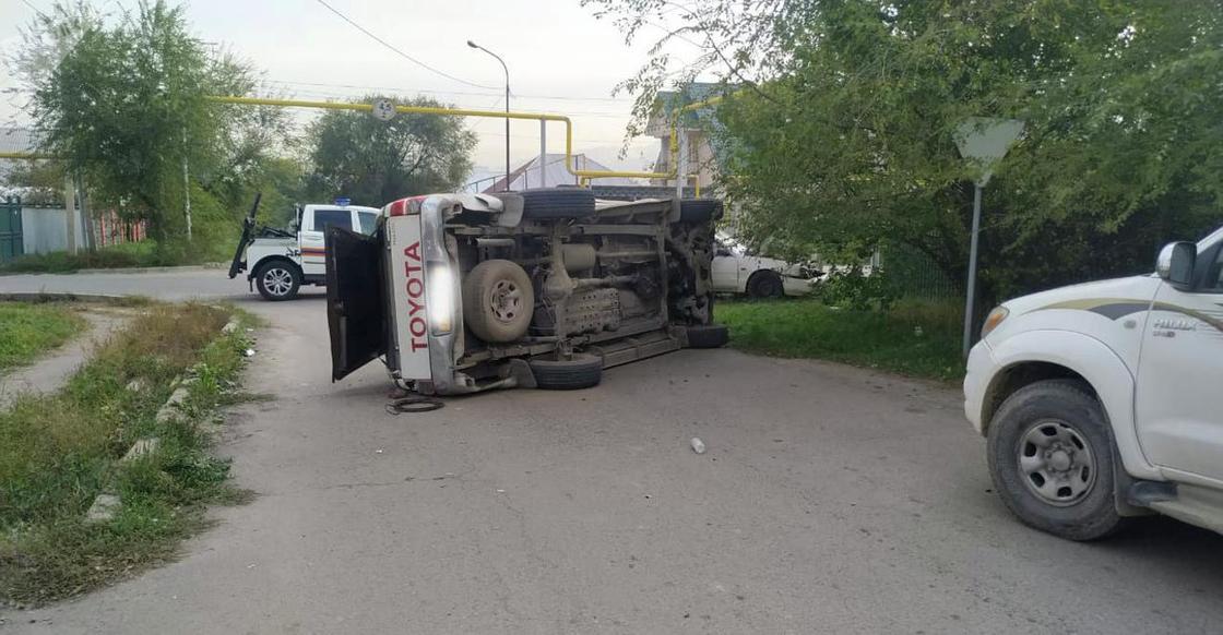 Пассажира выбросило из машины в результате ДТП в Алматы