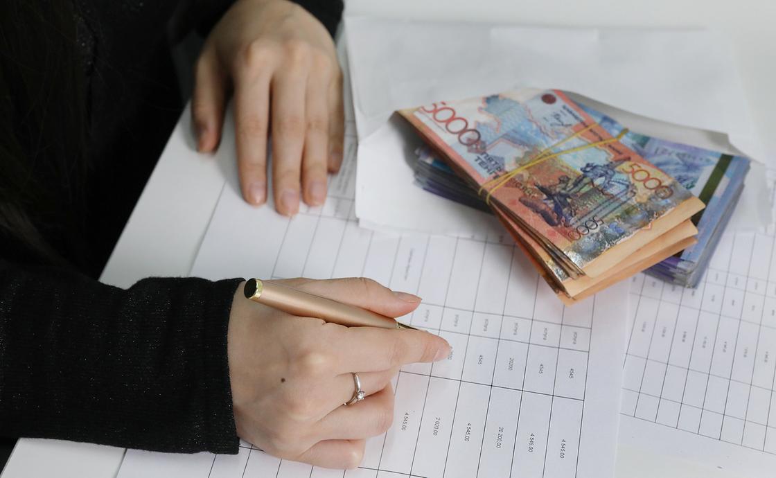 Школьного бухгалтера осудили за хищения бюджетных денег в Атырауской области