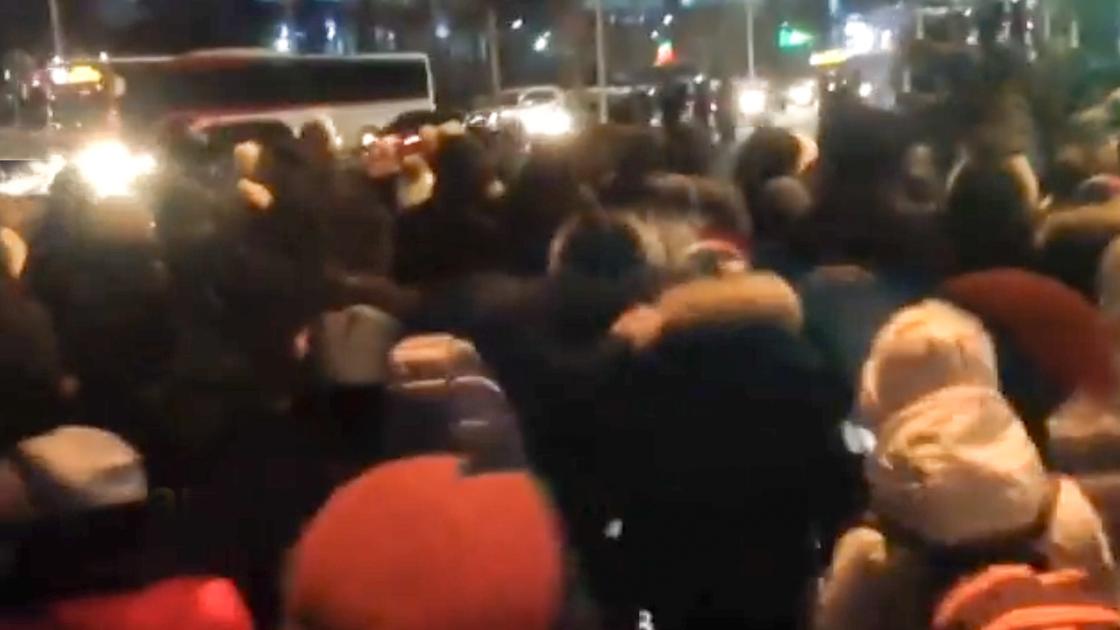 Астана превращается в Шанхай: толпы астанчан на улицах сняли на видео