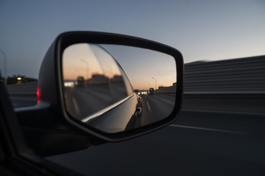 Регулировка левого бокового зеркала в автомобиле