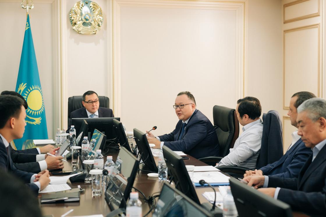Куанышбек Есекеев на встрече с Маратом Султангазиевым