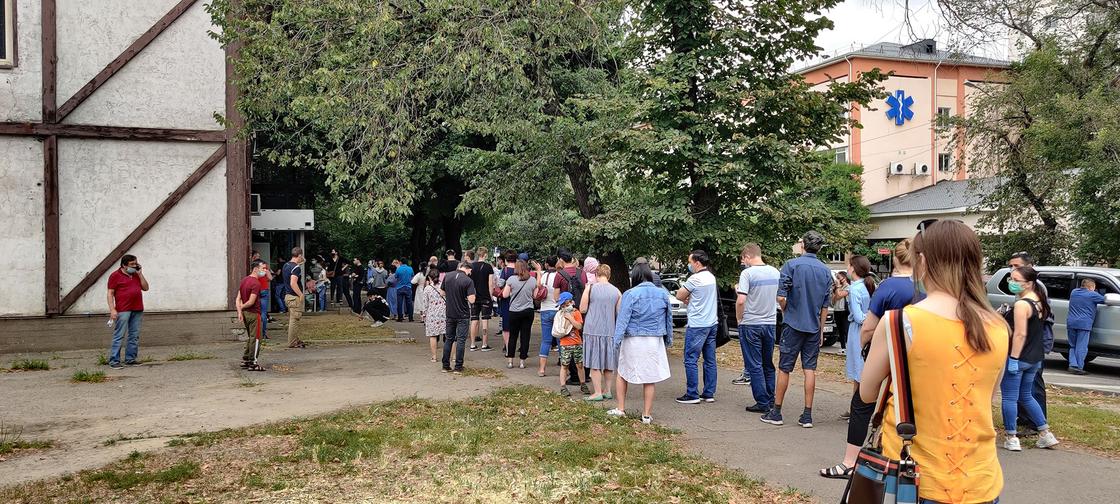 Большая очередь собралась возле лаборатории в Алматы, чтобы сдать анализ на коронавирус