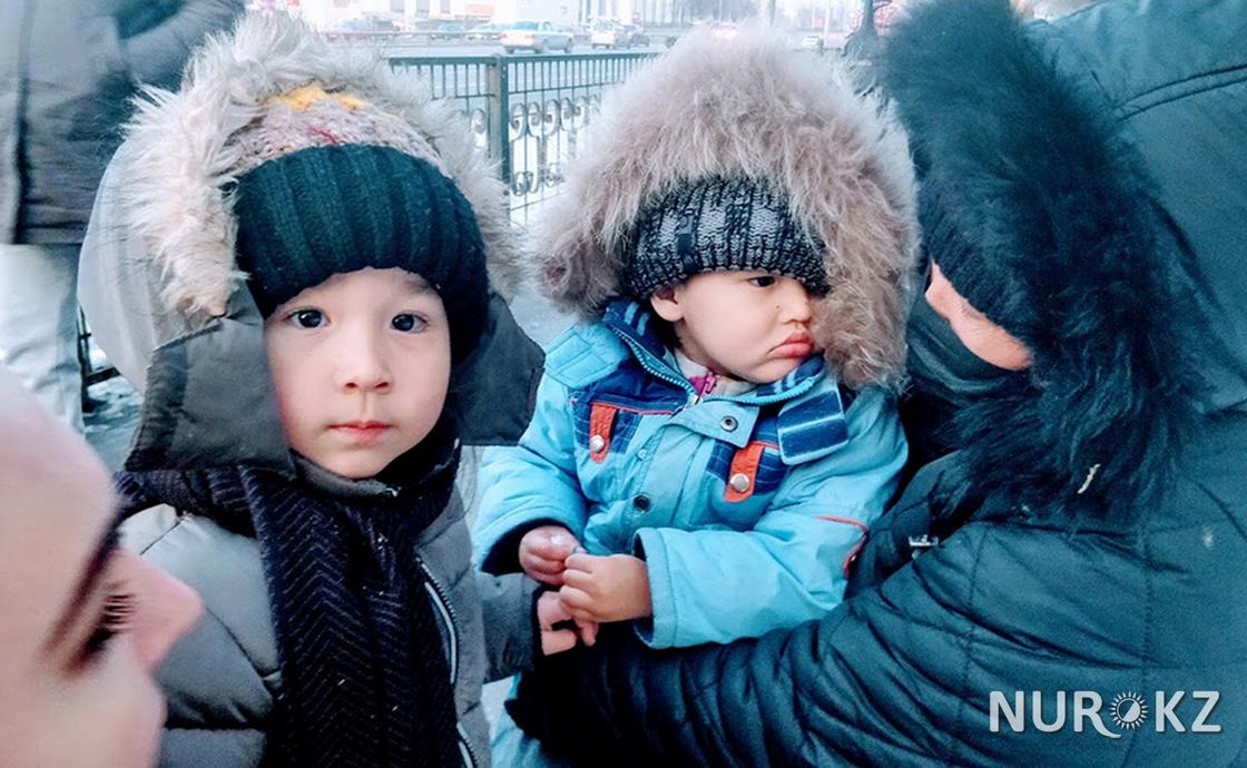 Алматинка вынуждена просить милостыню на улице, чтобы прокормить детей