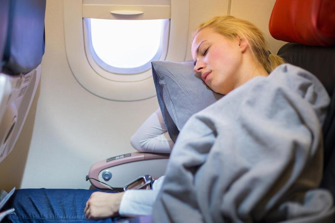 6 проверенных поз, чтобы выспаться в самолете