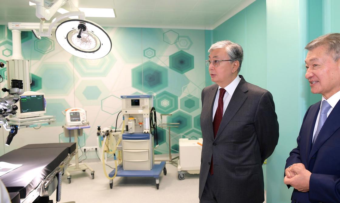 Токаев посетил больницу и строящийся спорткомплекс в Семее (фото)