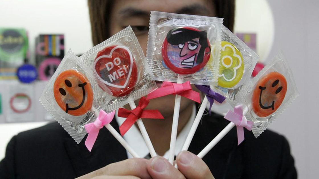"Родители должны разъяснять": некоторые казахстанцы не против раздачи презервативов в школе