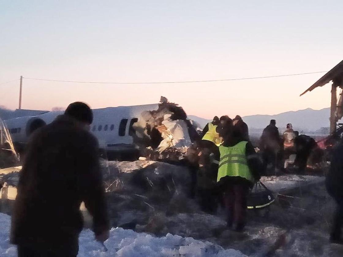 В аэропорту Алматы разбился самолет Bek Air