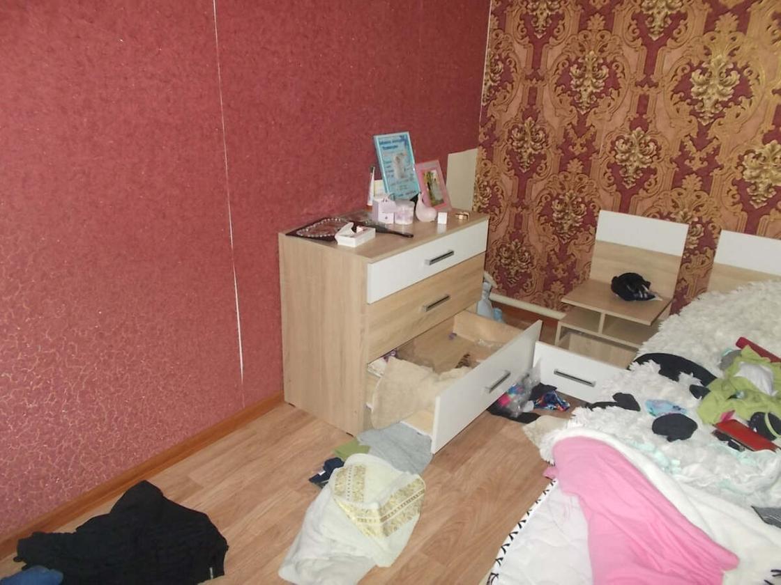 Открытый комод в комнате Открытый комод в комнате