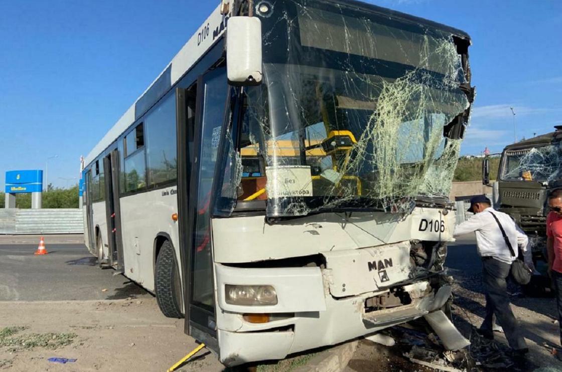 КамАЗ столкнулся с автобусом в Нур-Султане: 13 человек доставлены в больницу