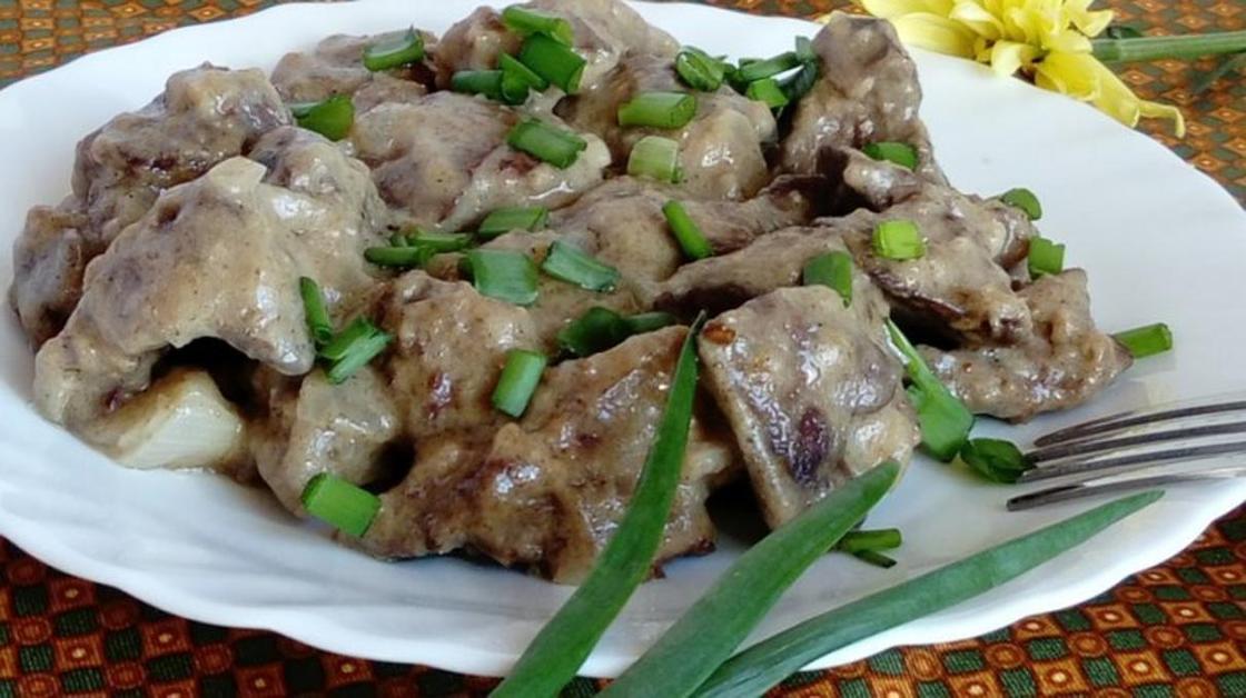 Как приготовить куриную печень с луком и сметаной Как приготовить куриную печень с луком и сметаной
