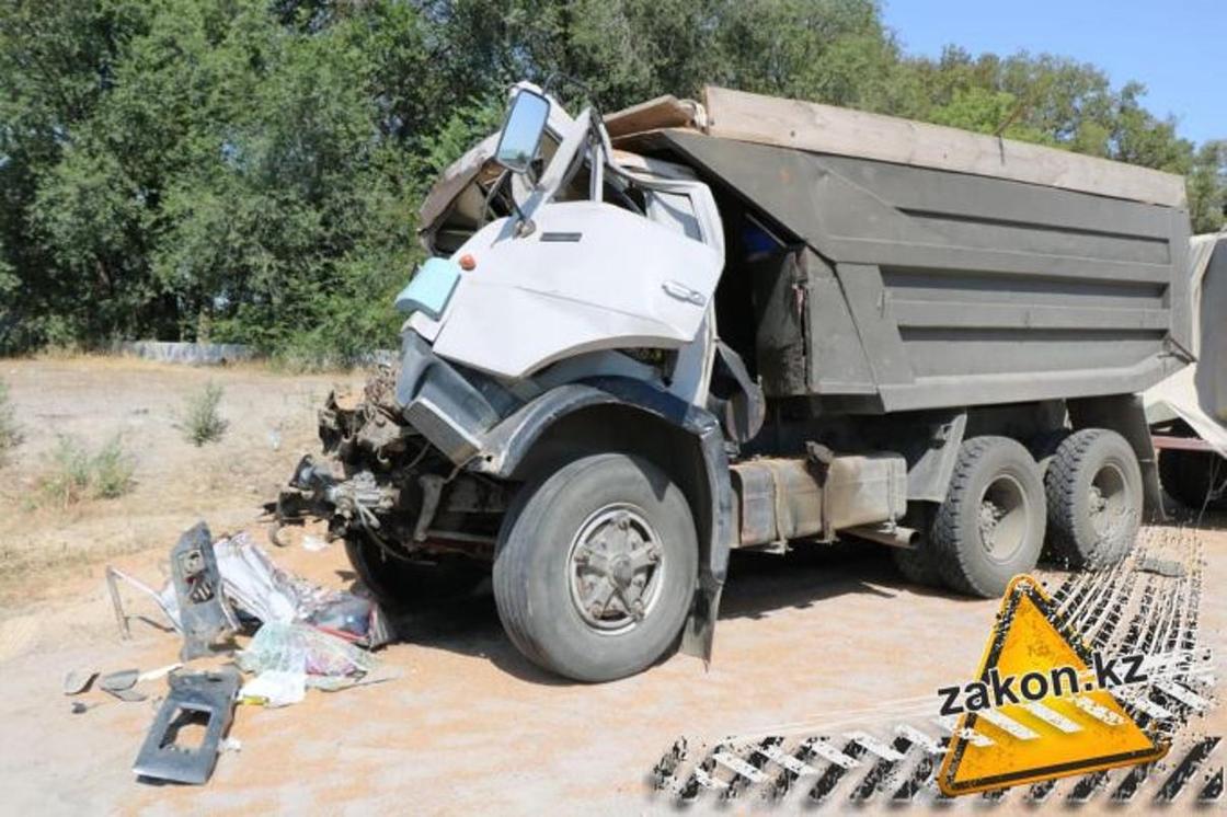 Тонны зерна рассыпались на капчагайской трассе после столкновения двух грузовиков (фото)