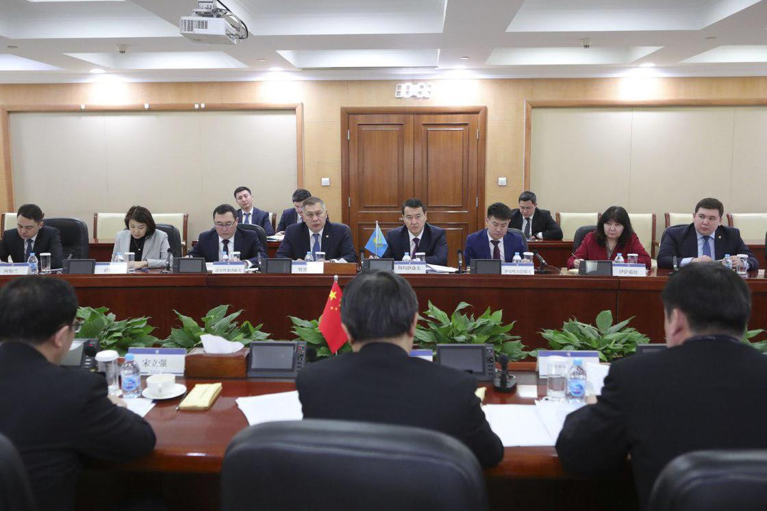 Министр финансов РК Алихан Смаилов посетил Пекин