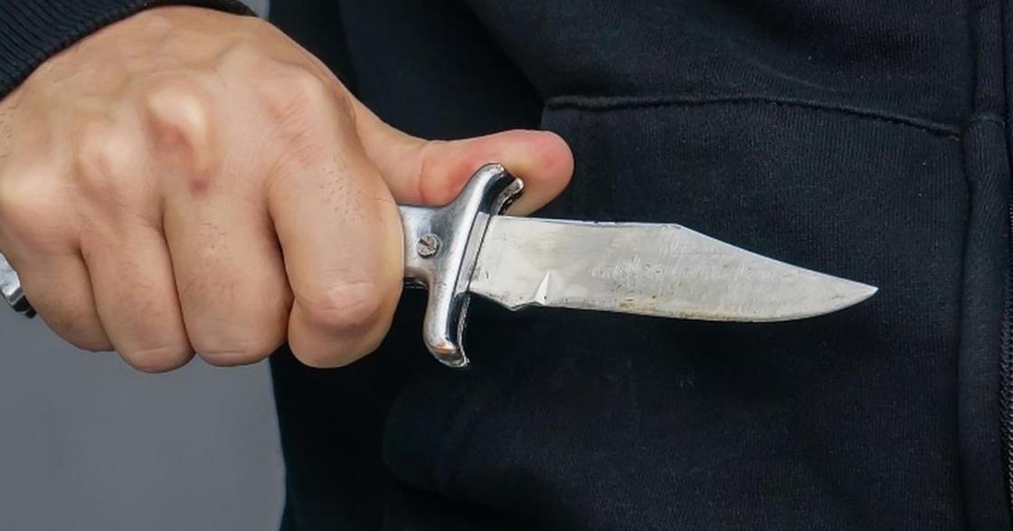 Мужчина тяжело ранил ножом свою жену в кафе в Шымкенте