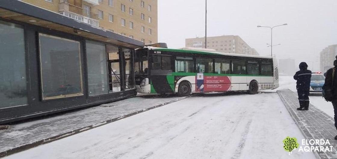 Водитель автобуса врезался в теплую остановку в Астане