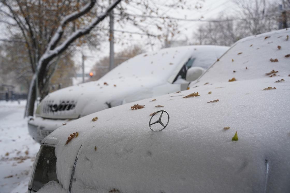 Снег лежит на машинах