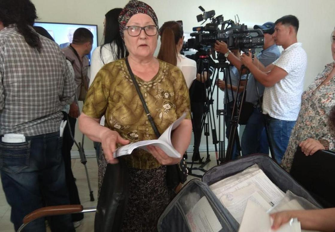 Казахстанка приехала в Нур-Султан к Тургумбаеву с чемоданом документов (фото)