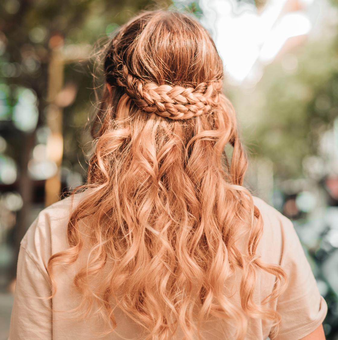 Прически на 1 сентября: 10 идей на любую длину волос