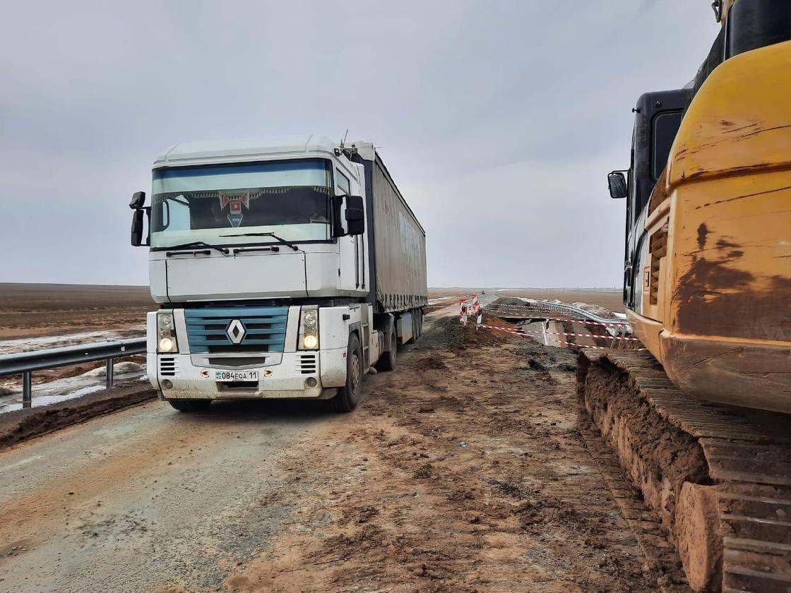Дорогу размыло в Актюбинской области