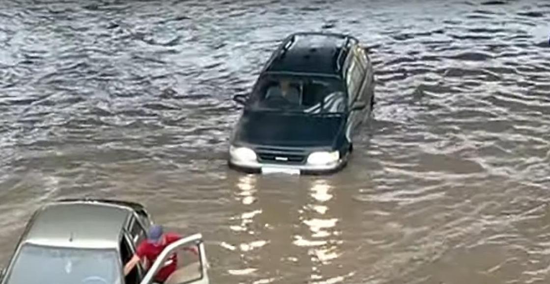 По колено в воде: небывалый ливень затопил Семей (видео)