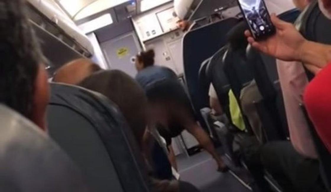 Пьяная девушка задрала юбку и показала свою пятую точку попутчикам в самолете (видео)