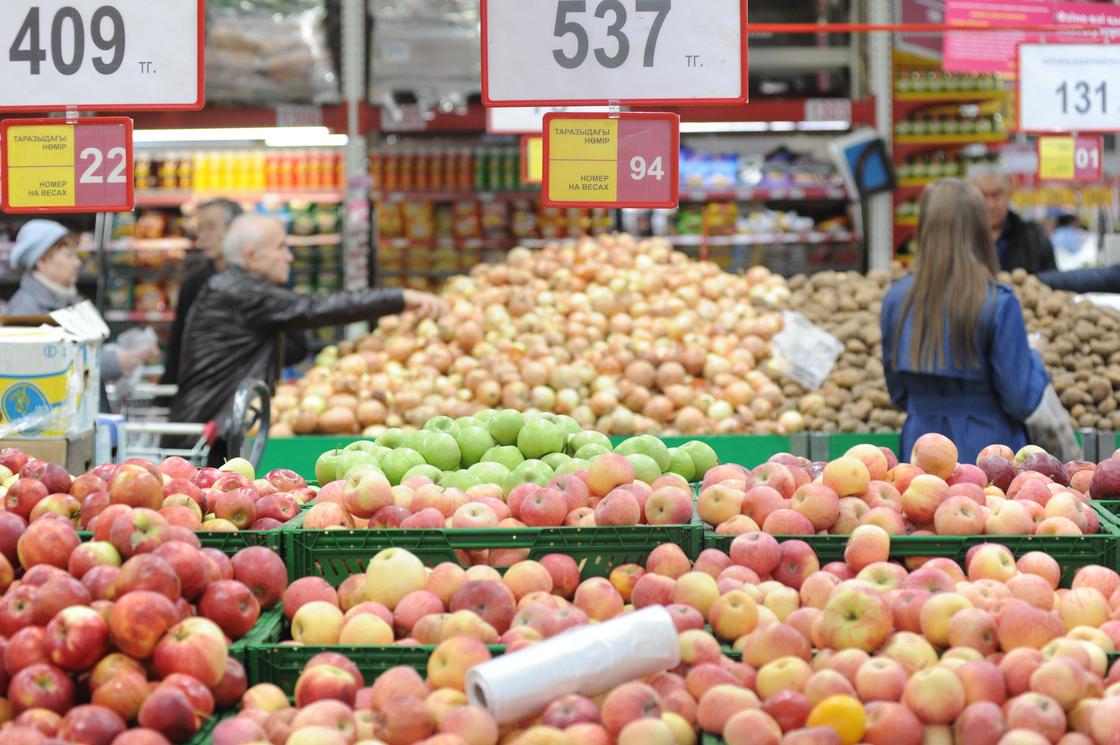 Яблоки продаются в супермаркете