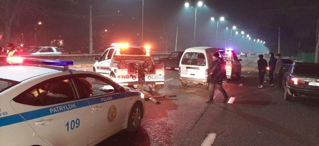Машины попали в аварию ночью Машины попали в аварию ночью