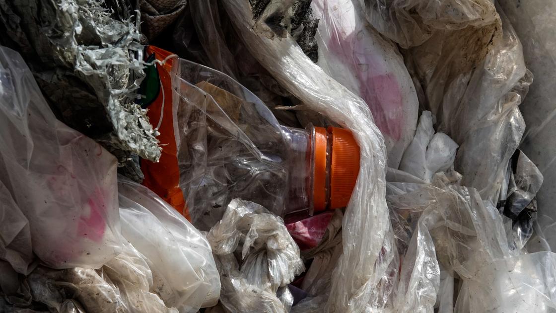 Используем 15 млн пакетов в день: Казахстан откажется от пластика