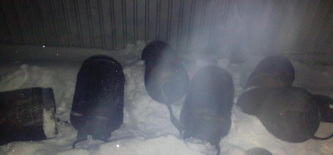 Павлодарские спасатели вынесли из горящего дома 7 баллонов с газом (фото)