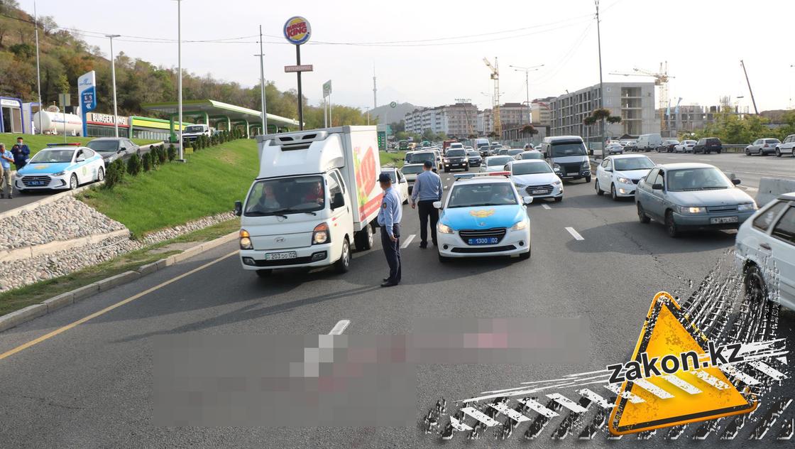 Место аварии на ВОАД в Алматы