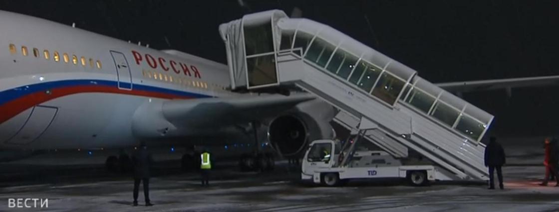 Дмитрий Медведев прилетел в Алматы