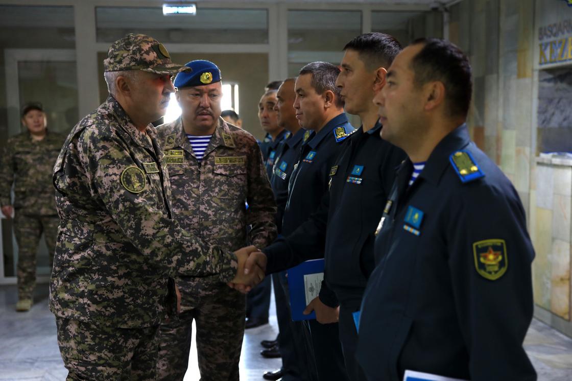 Руслан Жаксылыков посетил воинские части в Алматы