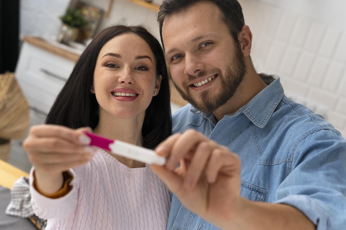 Пара держит в руках тест на беременность