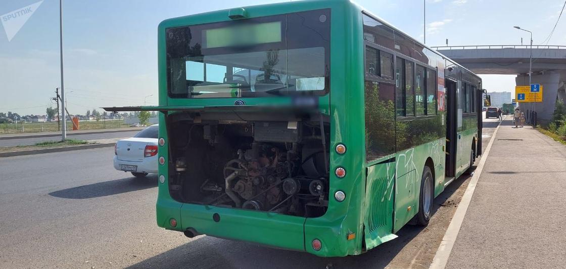 Автобус после столкновения с Toyota Camry 40