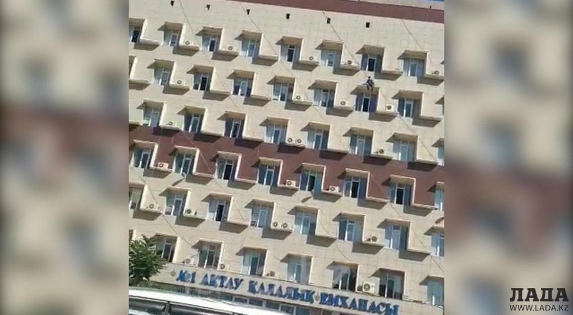 Мужчина пытался прыгнуть с 6 этажа поликлиники в Актау (ВИДЕО) Мужчина пытался прыгнуть с 6 этажа поликлиники в Актау (ВИДЕО)