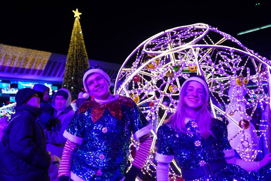 Люди в новогодних костюмах в Алматы