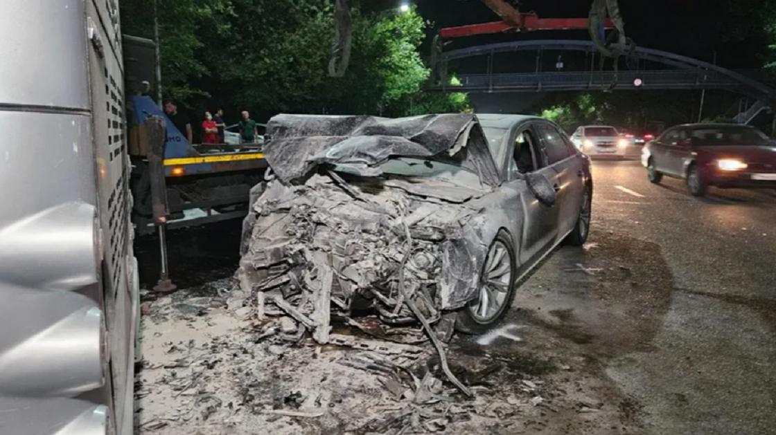 Автомобиль попал в аварию Автомобиль попал в аварию