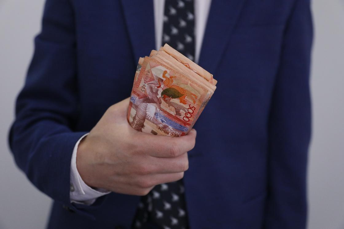 Из-за кризиса казахстанцам могут разрешить снять часть пенсионных накоплений