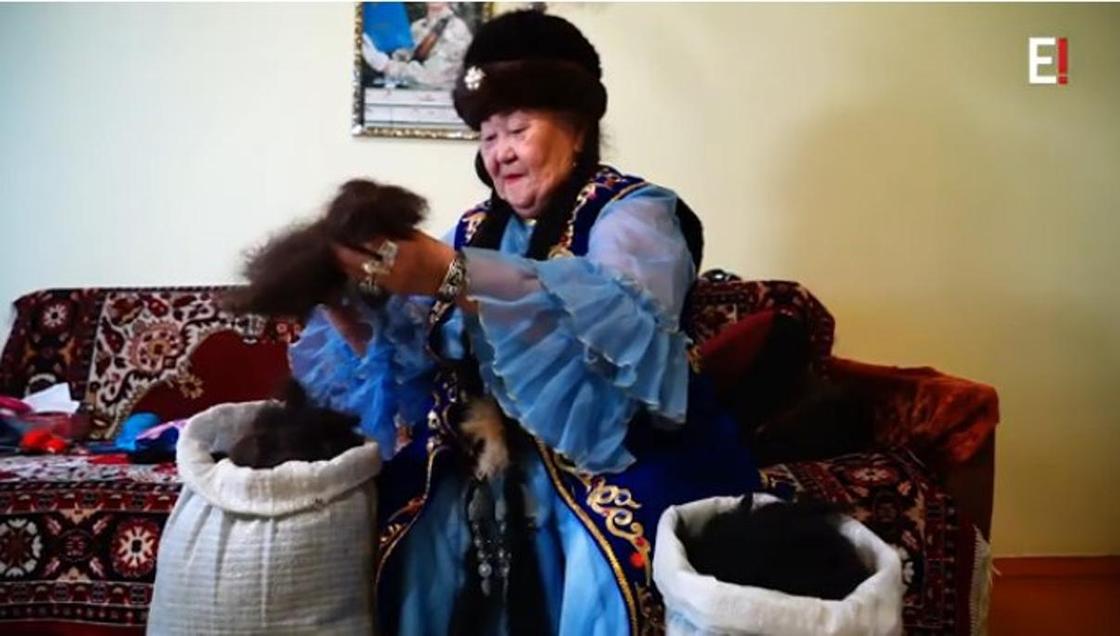 78-летняя бабушка из Туркестанской области стригла волосы всего 3 раза за всю жизнь