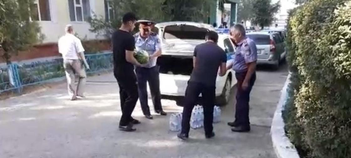 Полицейские Туркестанской области оказывают помощь жителям