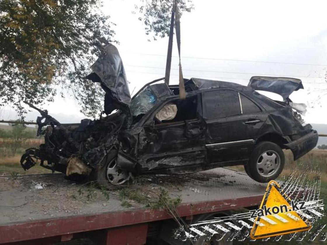 Двое человек погибло в страшной аварии на трассе Алматы-Бишкек (фото) Двое человек погибло в страшной аварии на трассе Алматы-Бишкек (фото)