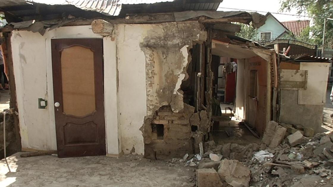 Детей едва не придавило обломками рухнувшего жилого дома в Алматы (видео)