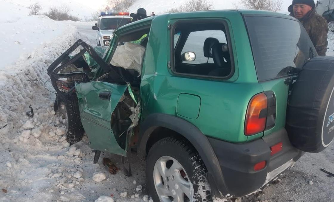 Лобовое столкновение Toyota с грузовиком произошло на трассе Усть-Каменогорск – Алтай (фото)