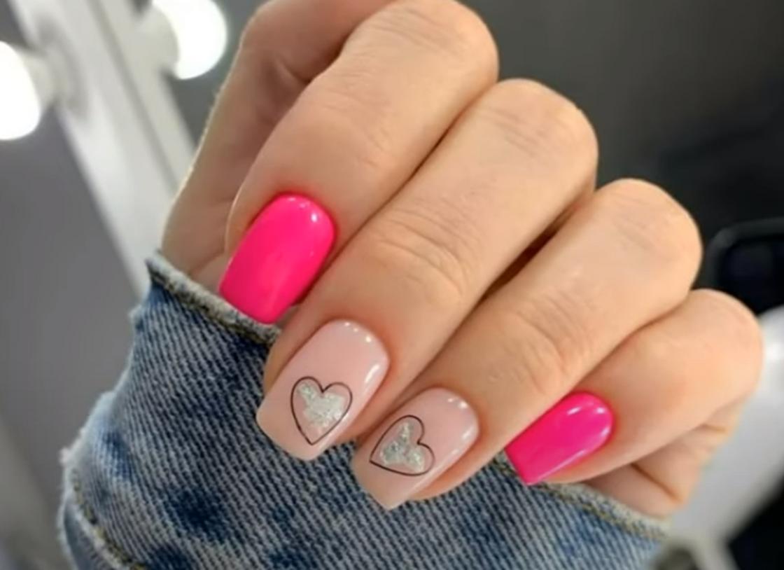Небольшие квадратные ногти с розовым маникюром, сердечками и кусочками фольги
