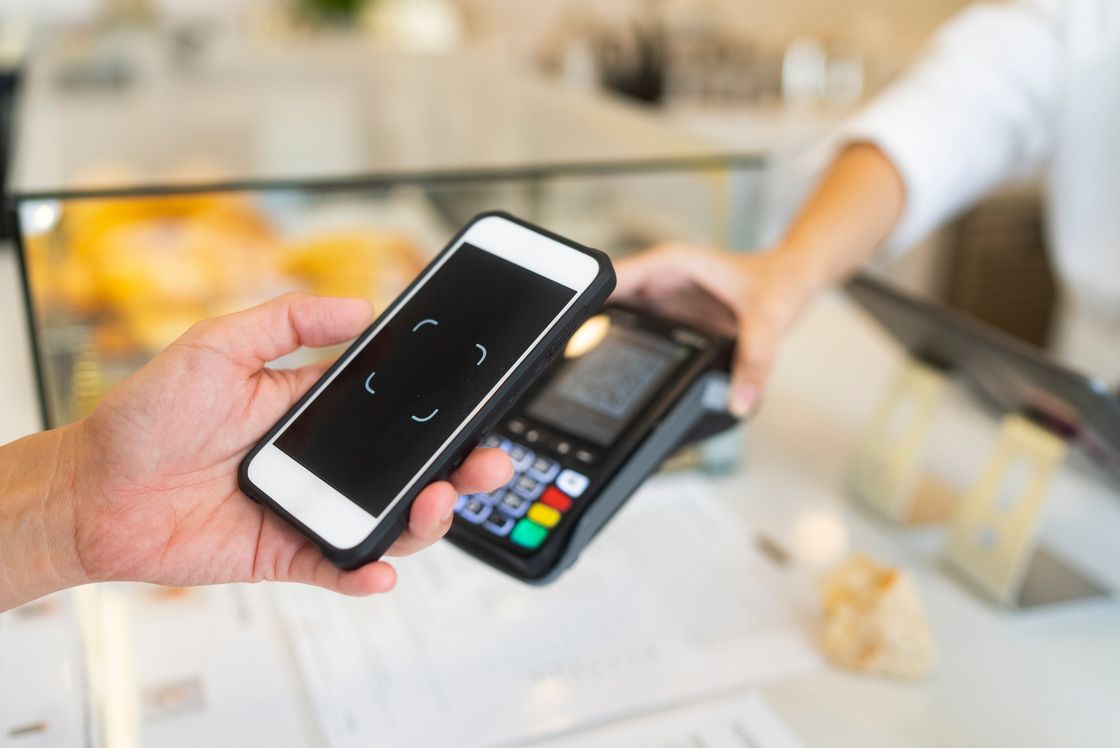 Покупатель платит по QR-коду