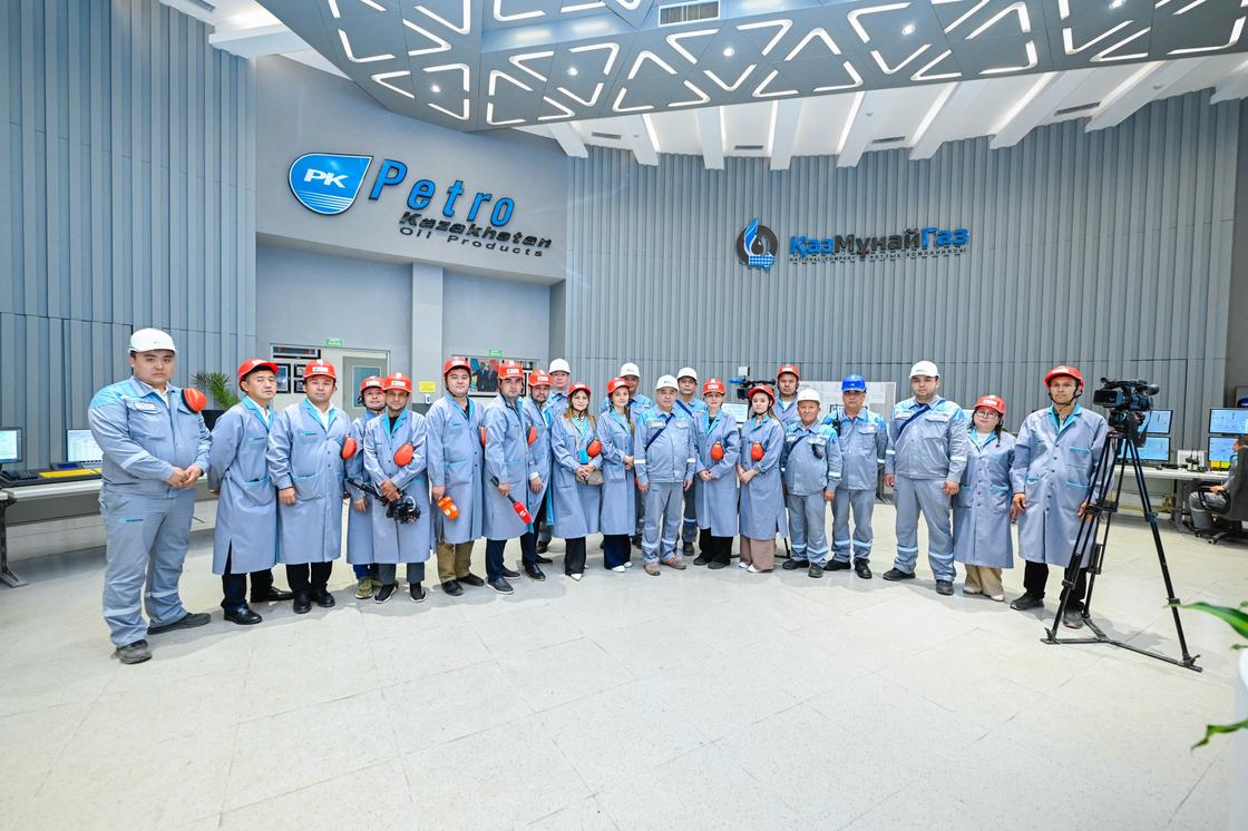 Работники завода с журналистами
