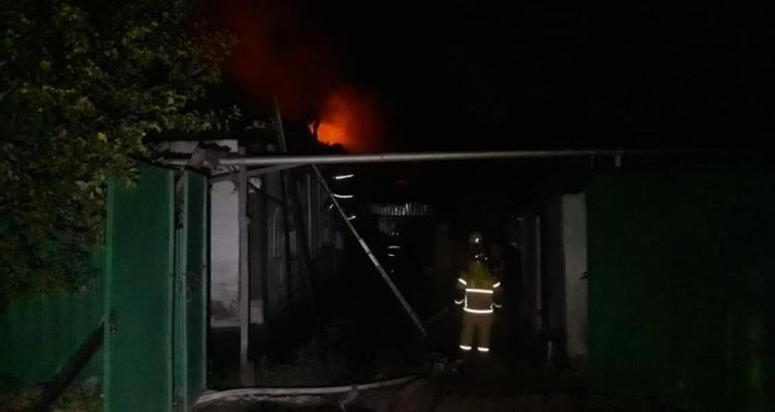 Пожар охватил три частных дома в Алматы (видео)