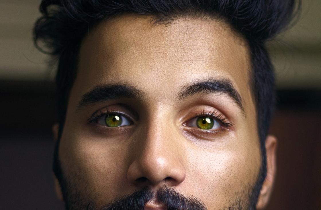 Мужчина с зелеными глазами