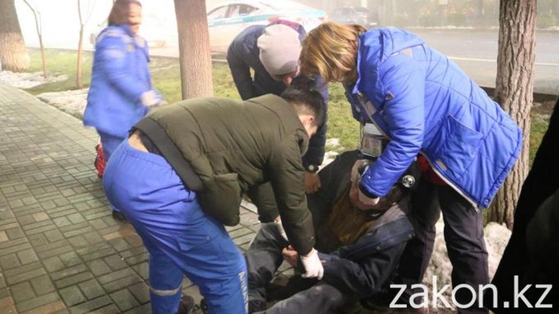 Пьяницы, наркоманы и пробки: с чем сталкиваются врачи скорой помощи в Алматы (фото, видео) Пьяницы, наркоманы и пробки: с чем сталкиваются врачи скорой помощи в Алматы (фото, видео)