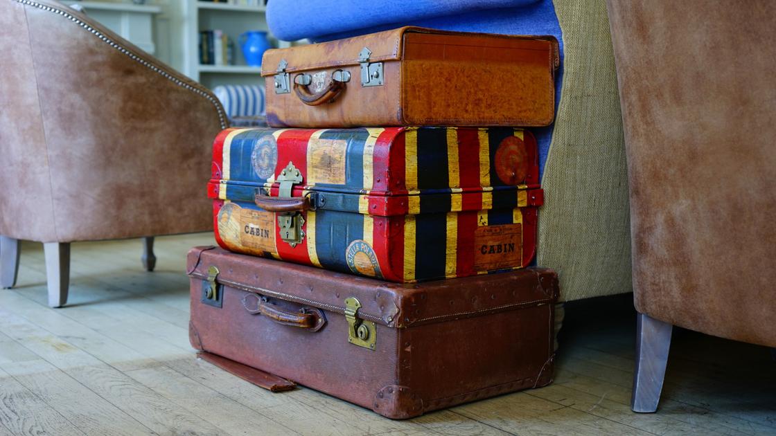 Сложенные стопкой чемоданы