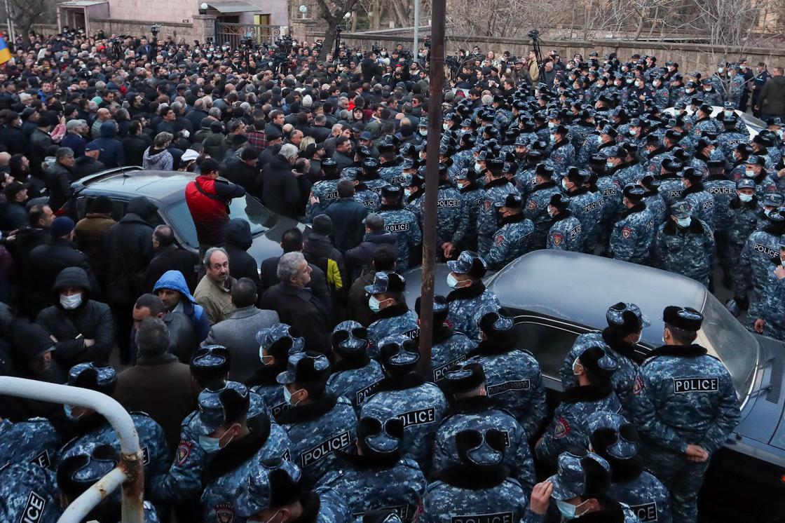 Протестующие и полиция в Ереване